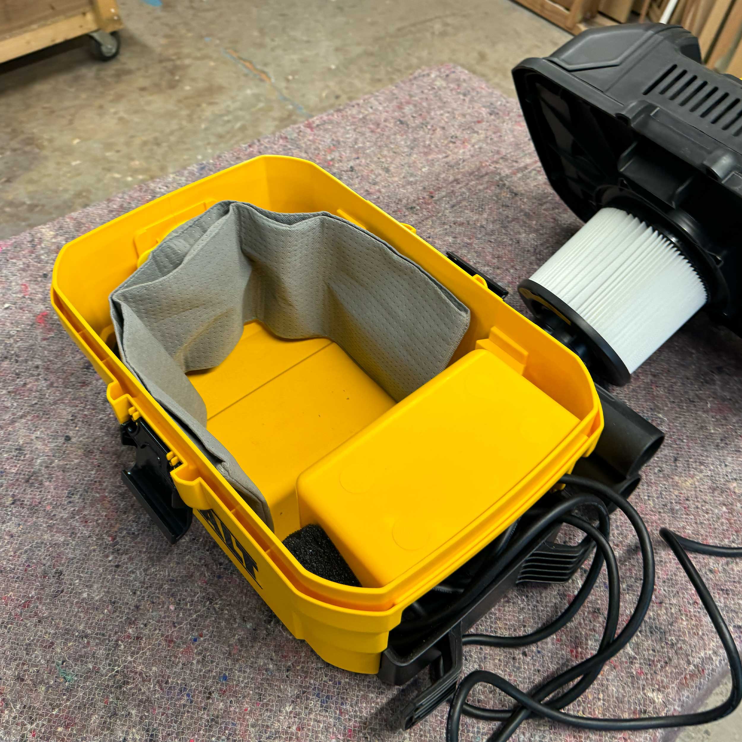Reusable dust bag for DeWalt DXV04T/DXV15T, compatibility and fit detail